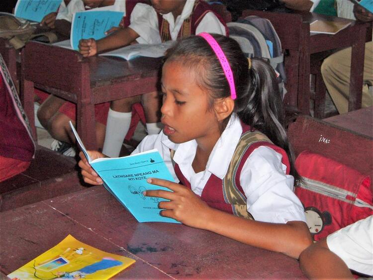 Anak Sekolah membaca buku MULOK